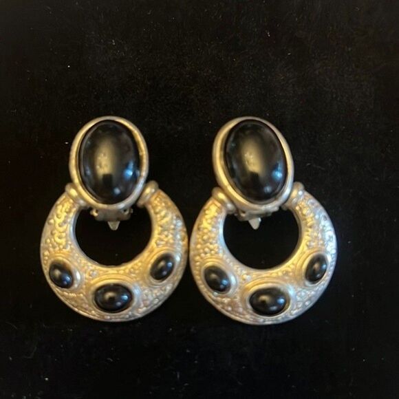 Vintage clip on earrings with black  stones and silver tones - Picture 1 of 4